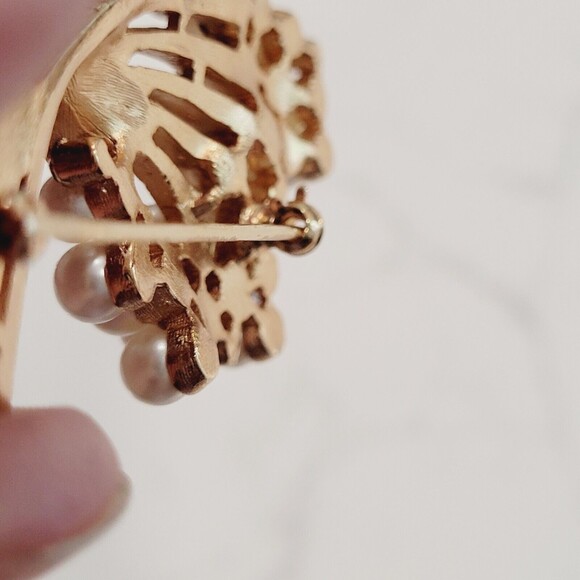 Crown Trifari Faux Pearl Rhinestone Swirl Brooch Gold Tone Cluster Bouquet MCM - Picture 6 of 16